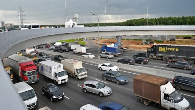 Ужесточение правил для грузовиков в Москве опять отложили